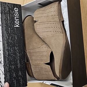 Woman's Kensie Grayce 9.5